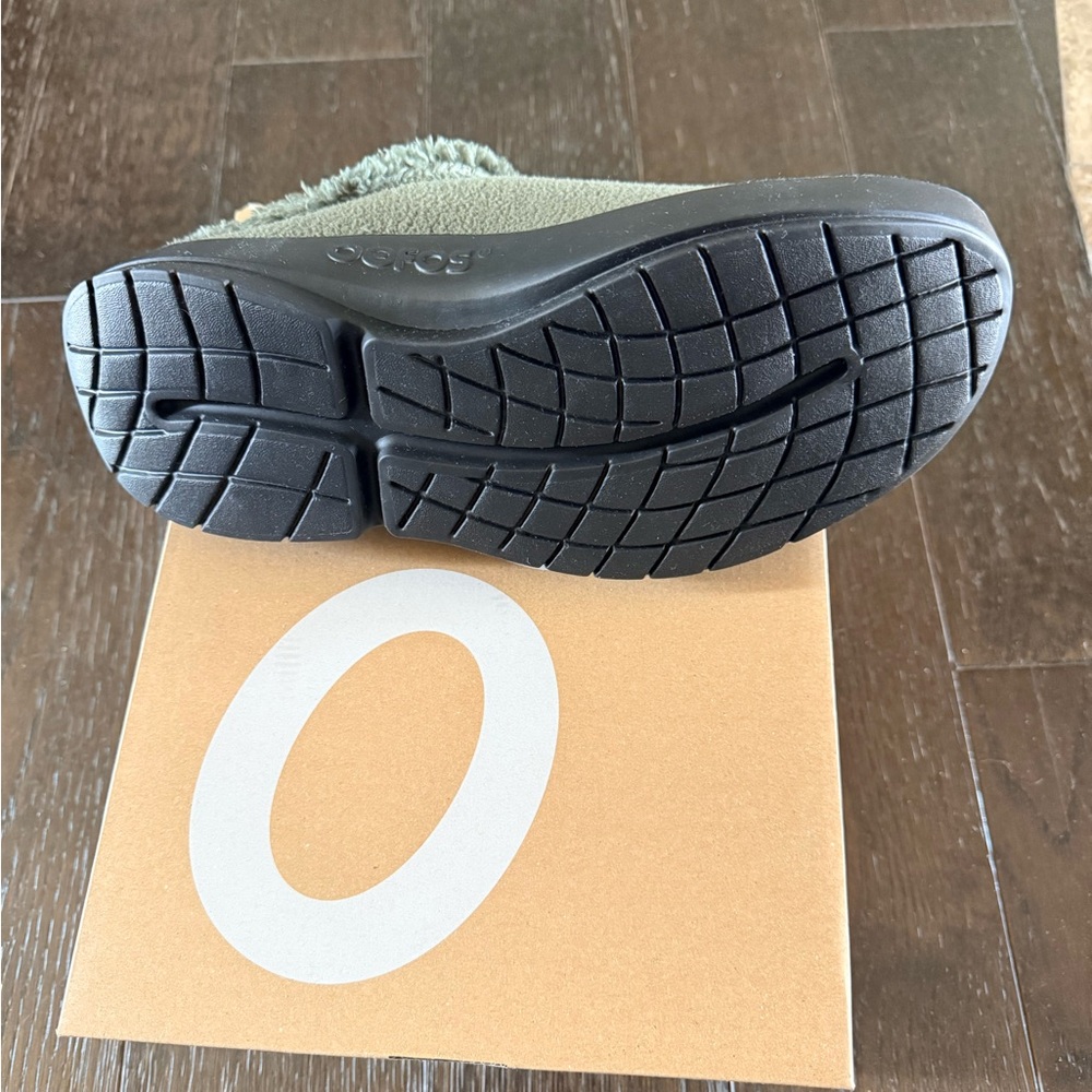 OOFOS Men's Slip-On Loafers in Gray and Green - Picture 4 of 7